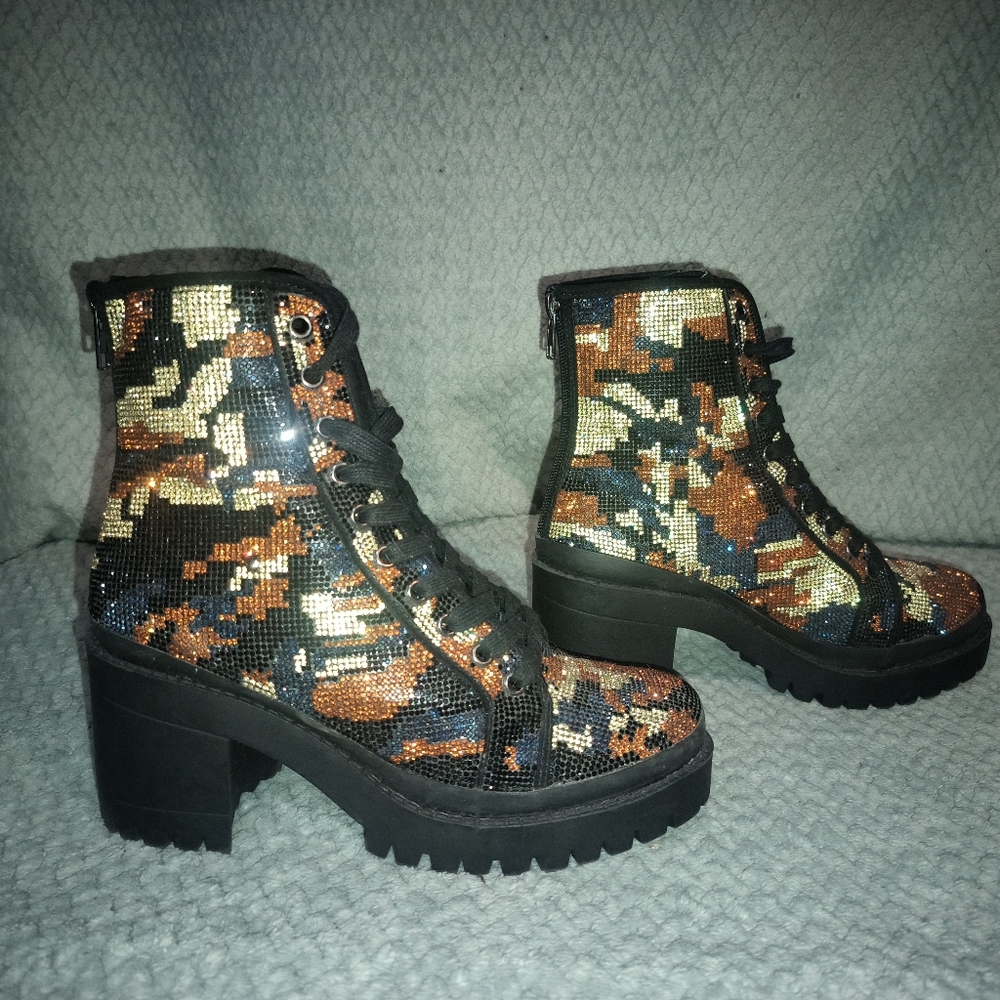 Steve Madden Pass Rhinestone Combat Boots Sz 9.5‎. Ex Cond.